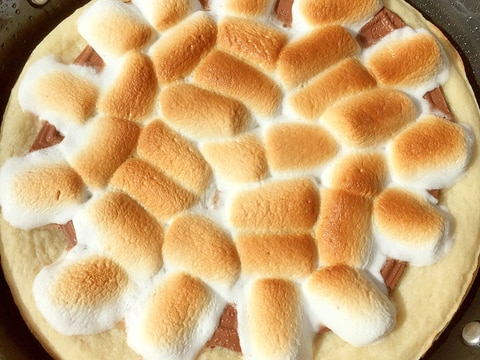 スキレットで簡単スイーツ♪チョコマシュマロピザ